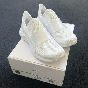 NWT APL bliss white/white size 7.5 women’s